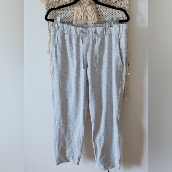 Lululemon On the Fly Crop Pants Joggers Gray Striped Size 10 - Picture 2 of 5